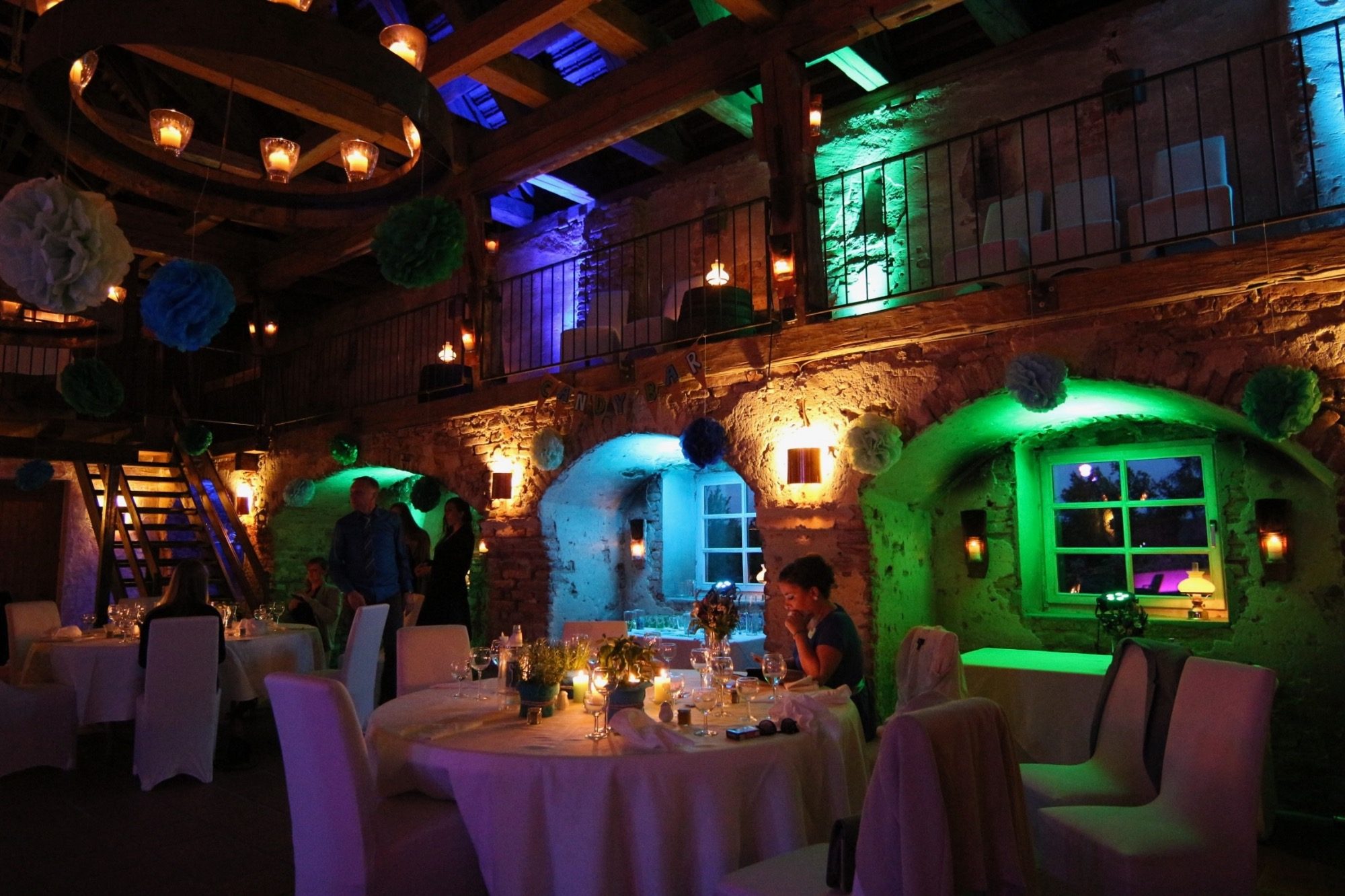 Bunte, leuchtende Herzformen in violett und rot auf dunklem Hintergrund.