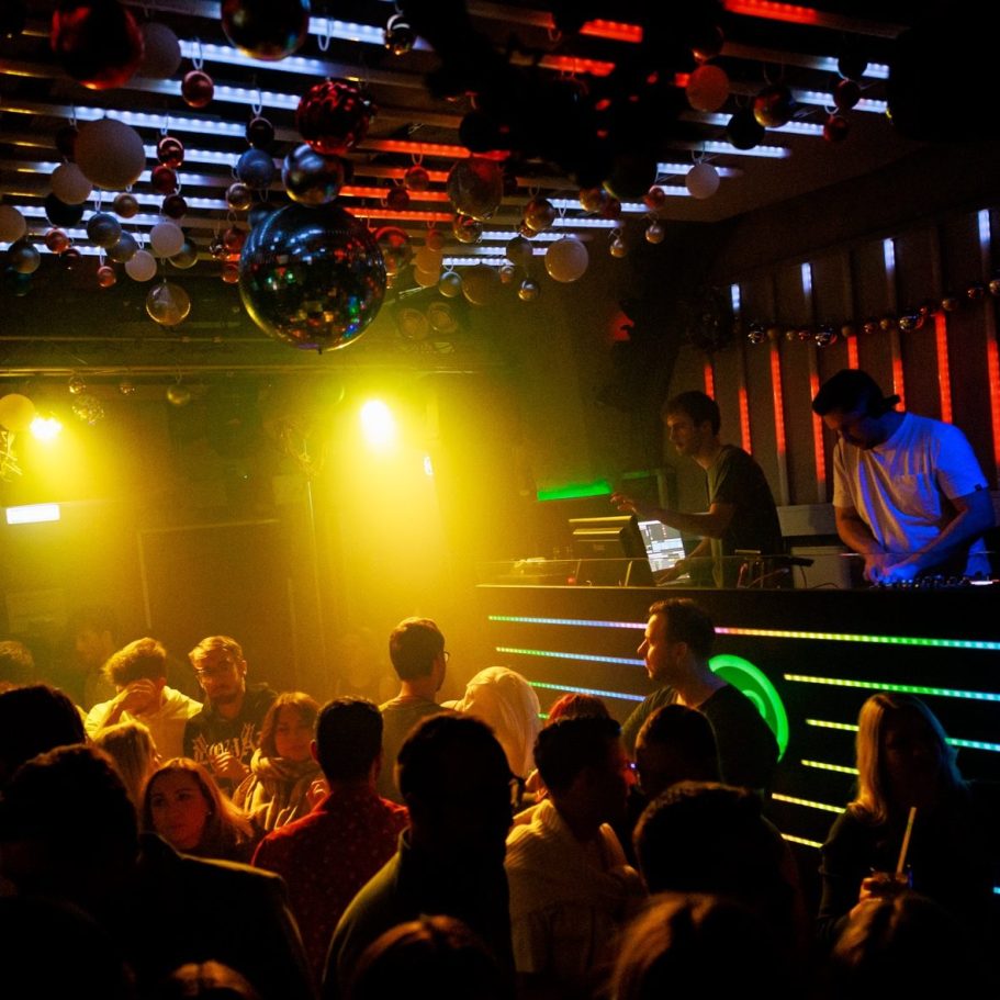 DJ Pascal Grunenberg im Mo Club Augsburg mit tanzenden Menschen.