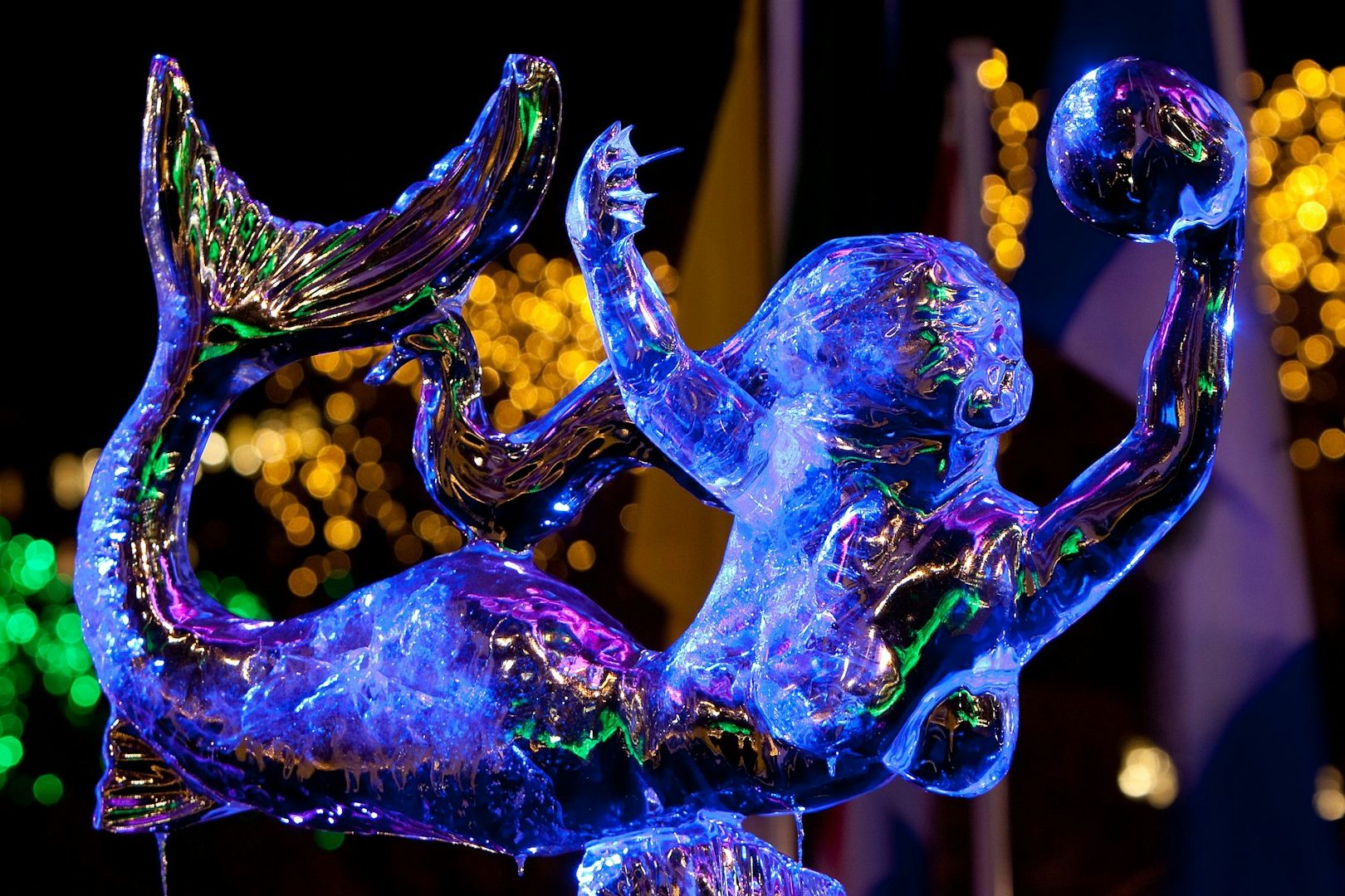 Bunte, leuchtende Herzformen in violett und rot auf dunklem Hintergrund.