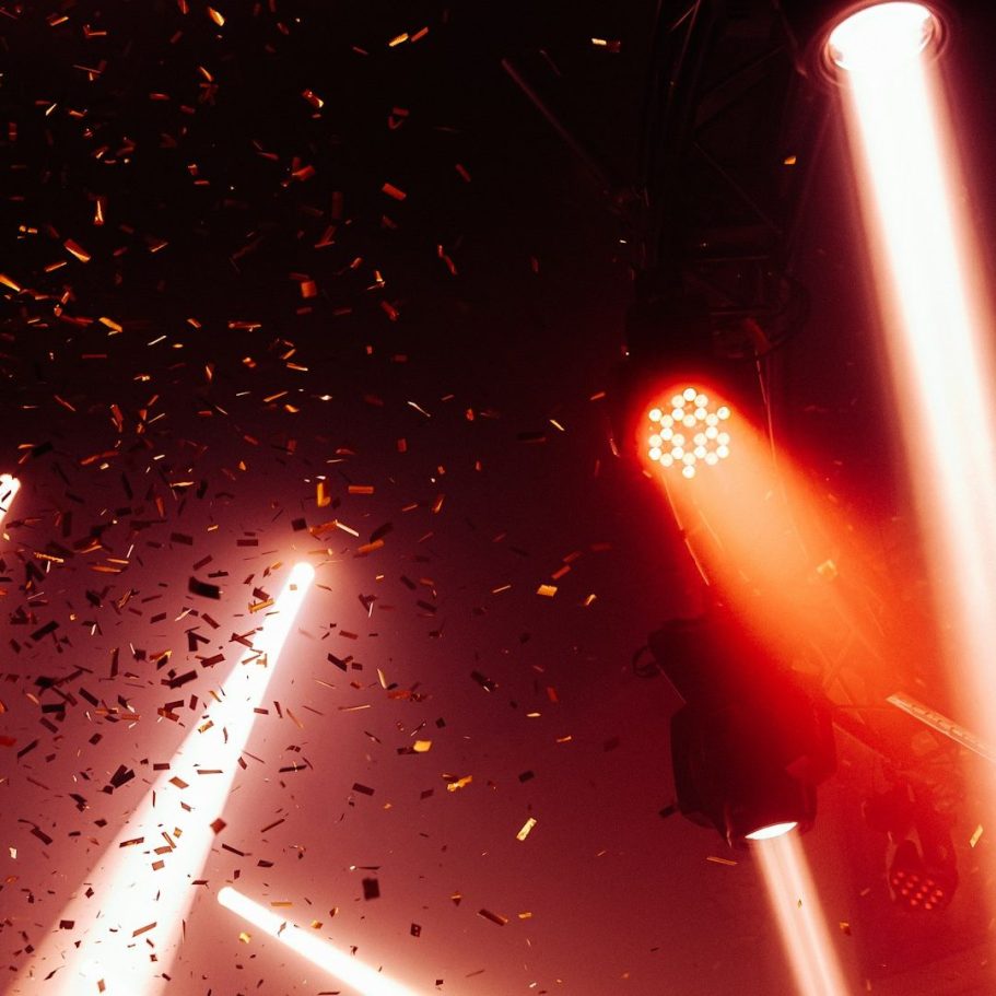 Dynamische Lichter und Konfetti während einer aufregenden Live-Veranstaltung.