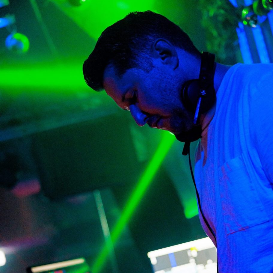 DJ Pascal Grunenberg legt im Mo Club Augsburg auf.