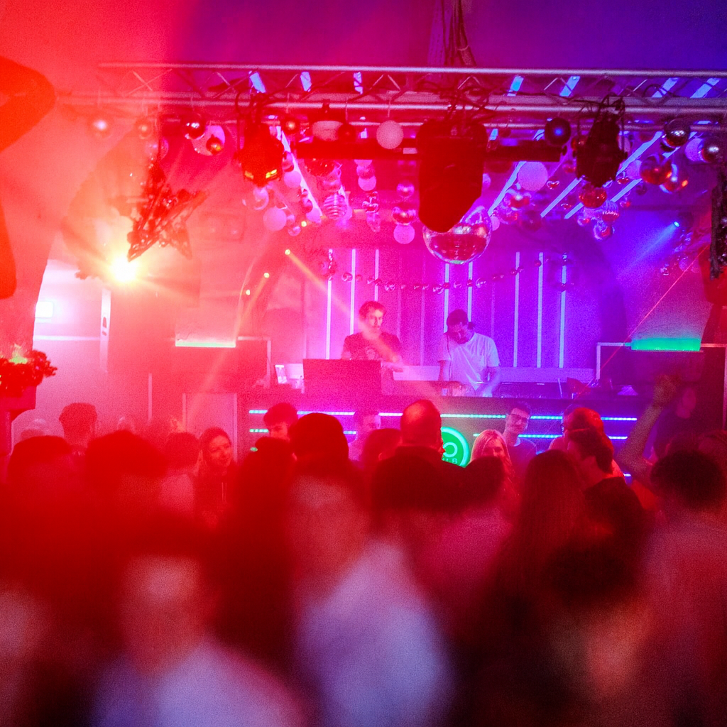 DJ Pascal Grunenberg performt bei einer energiegeladenen Party im Mo Club Augsburg.